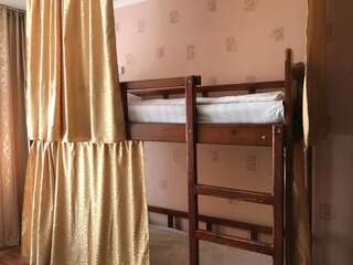 Хостелы Хостел Тундук Бишкек Кровать в общем 8-местном номере для мужчин и женщин-1